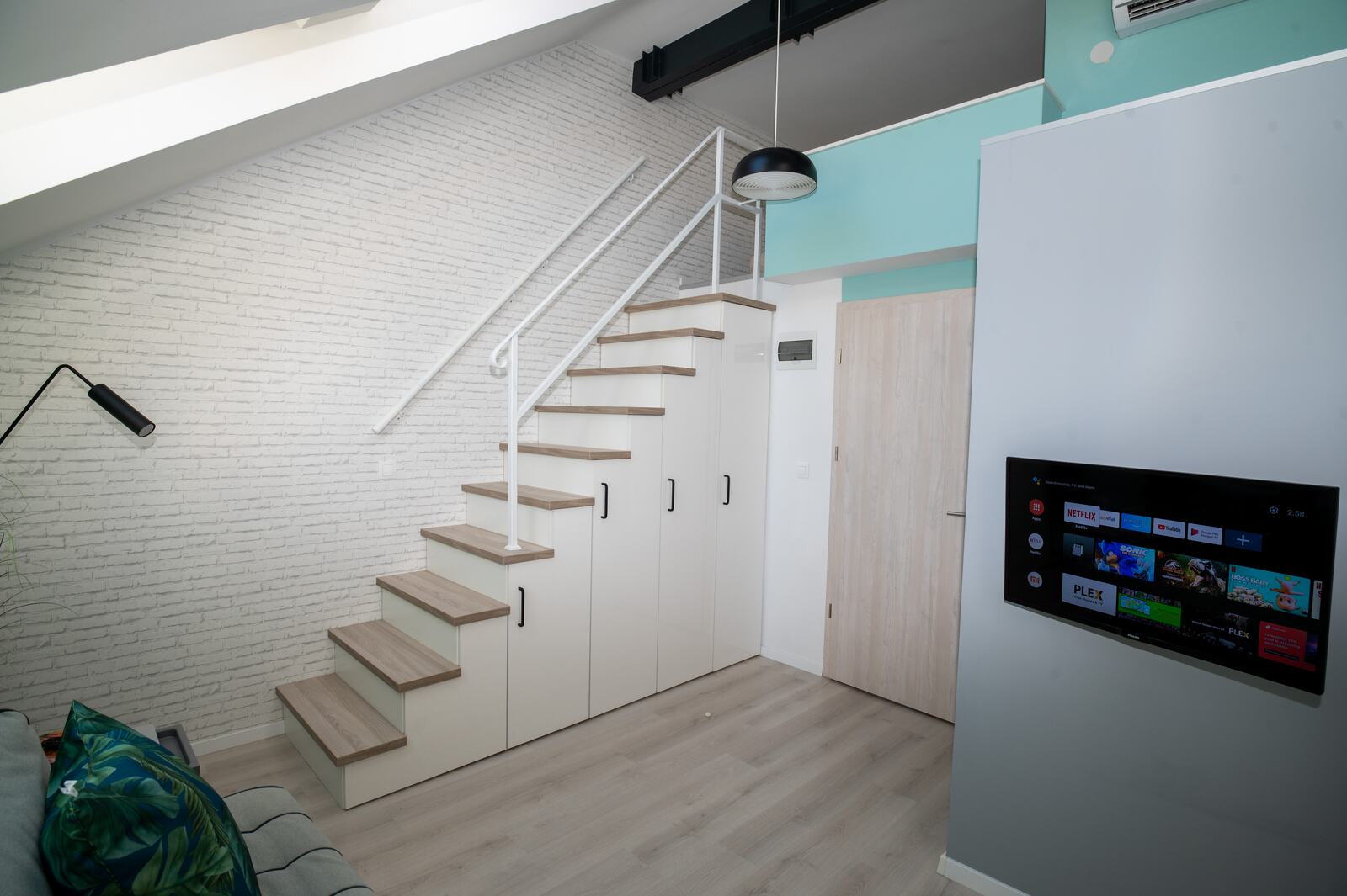 Canary Palm Apartment – Rooftop Windows