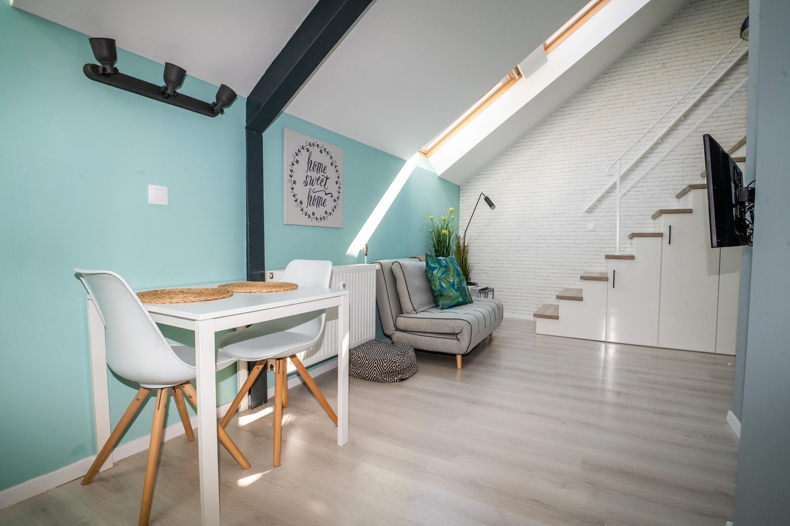 Canary Palm Apartment – Rooftop Windows