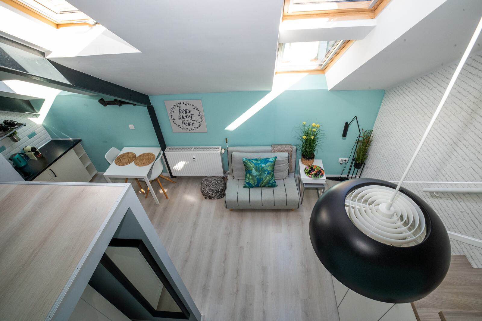 Canary Palm Apartment – Rooftop Windows