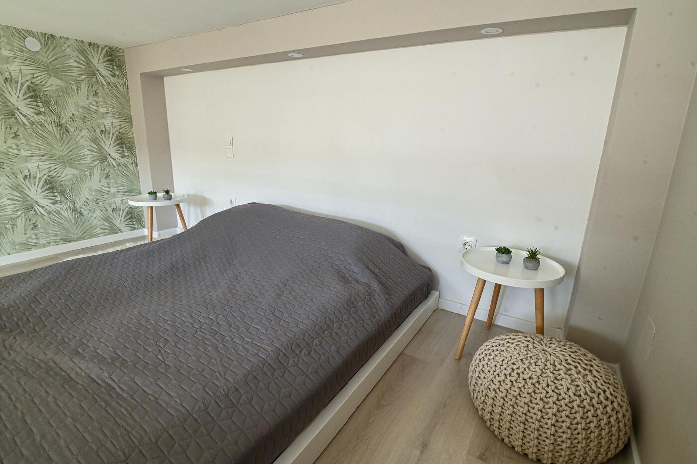 Coconut Palm Apartment – Skylight
