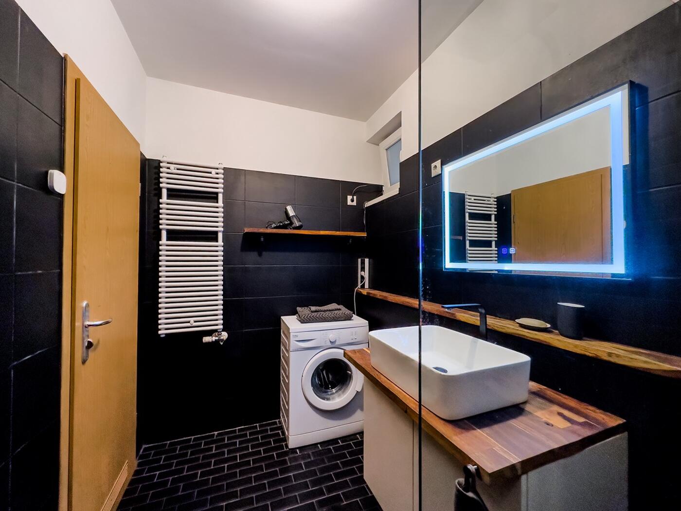 Downtown Apartment – Free Garage, Balcony