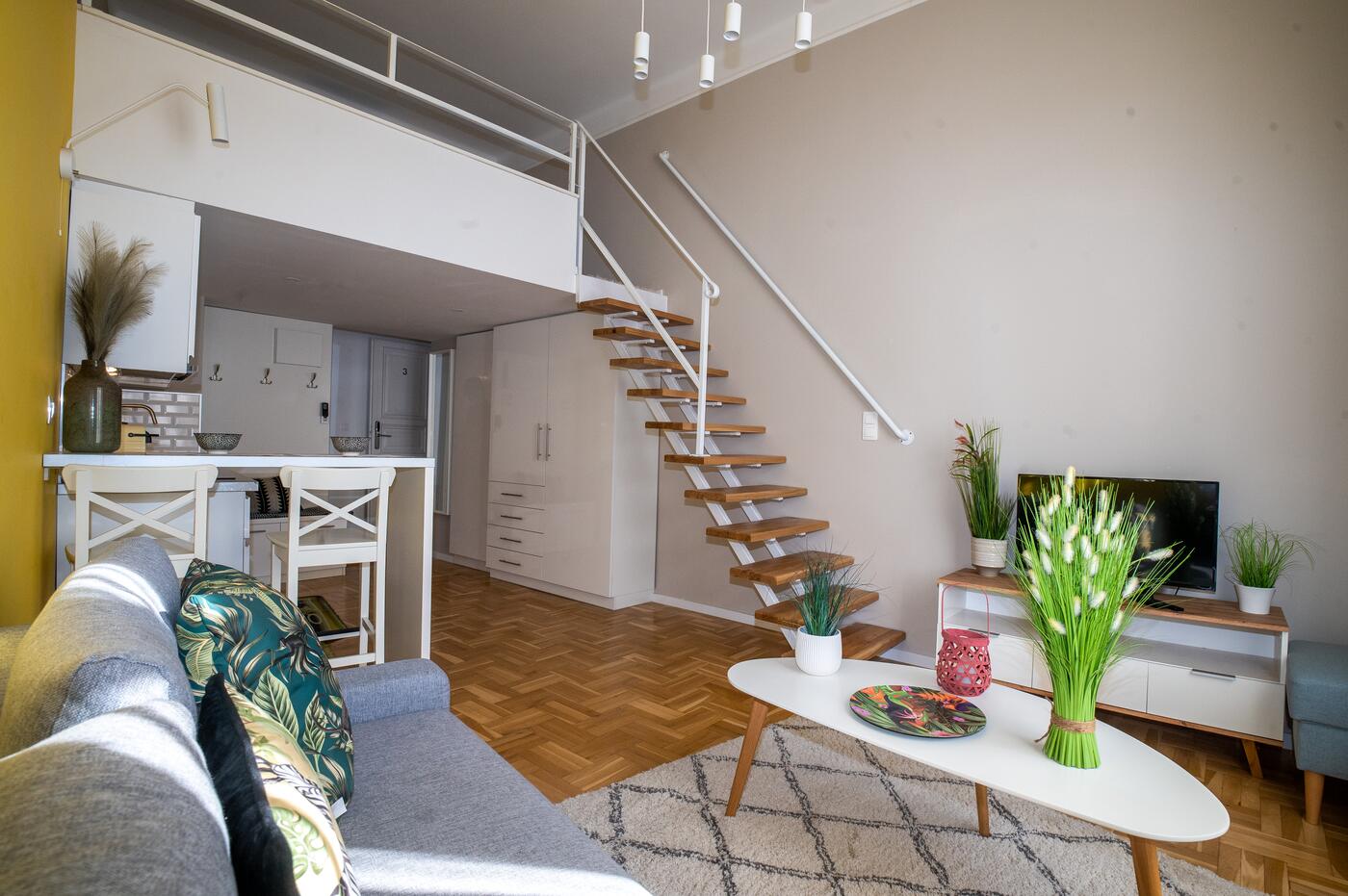 Peach Palm Apartment – Street View