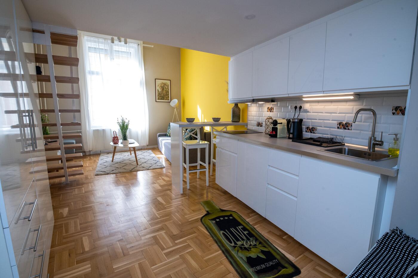 Peach Palm Apartment – Street View