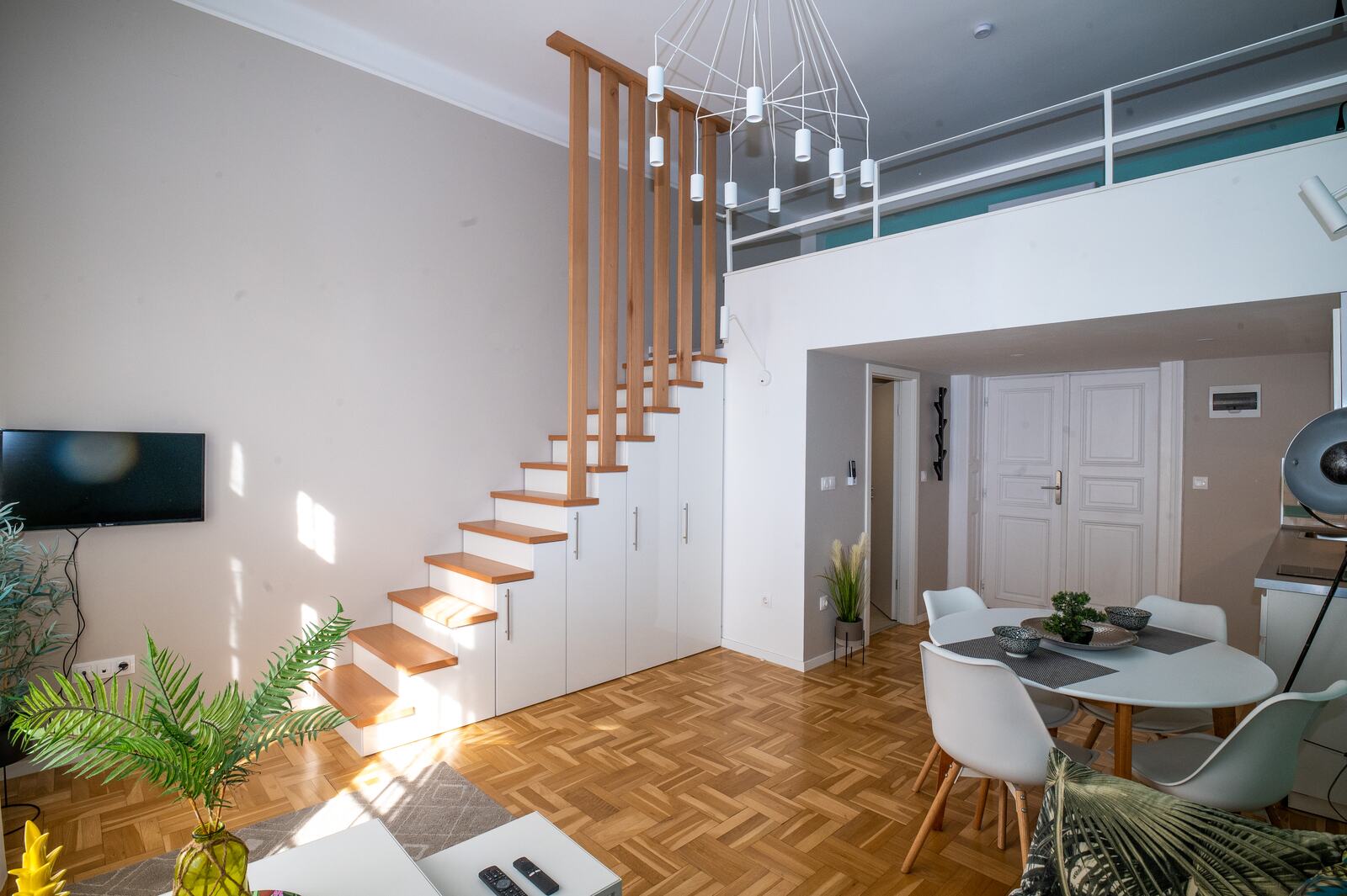Royal Palm Apartment – Street View
