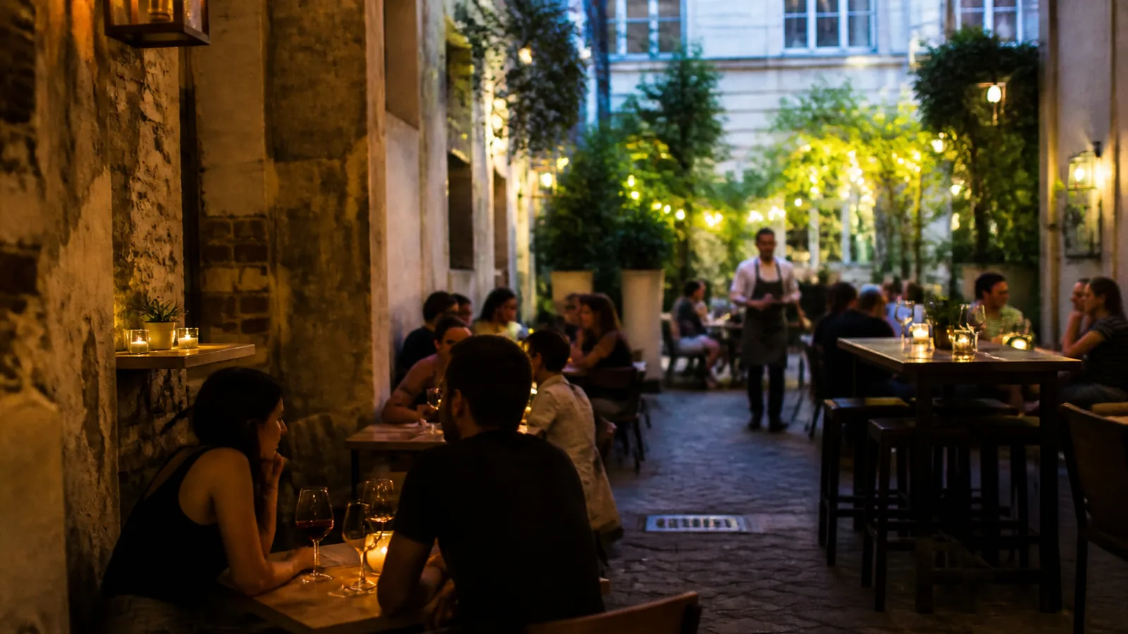 Esti éttermi terasz egy történelmi budapesti udvarban.